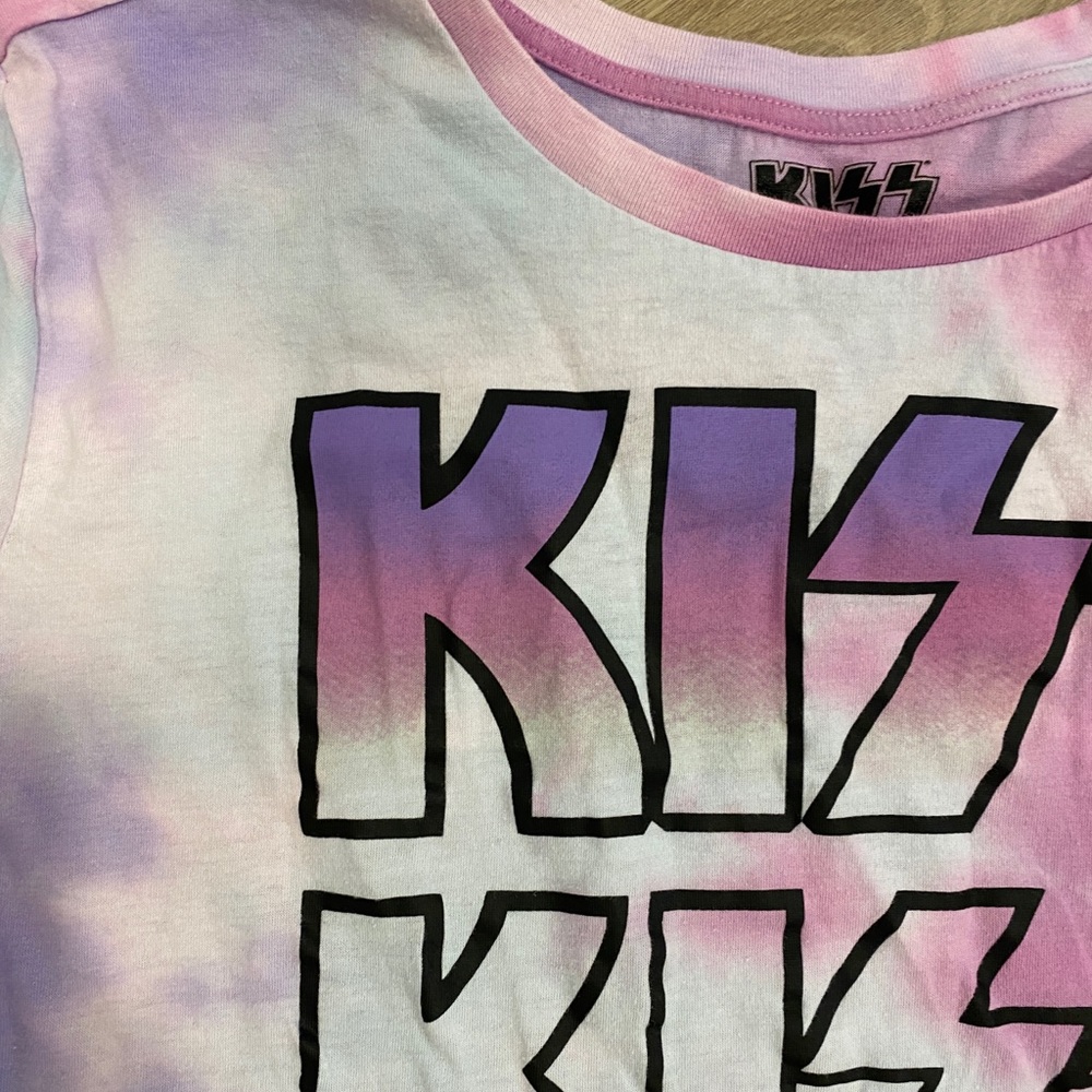 3/$25 kiss cropped tee - Picture 2 of 4